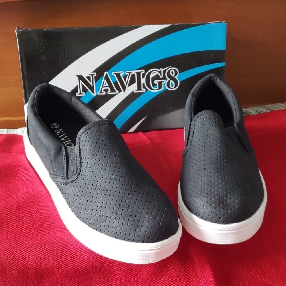 NWOT "NAVIG 8" Slip-on Sneakers Black/White Size 9